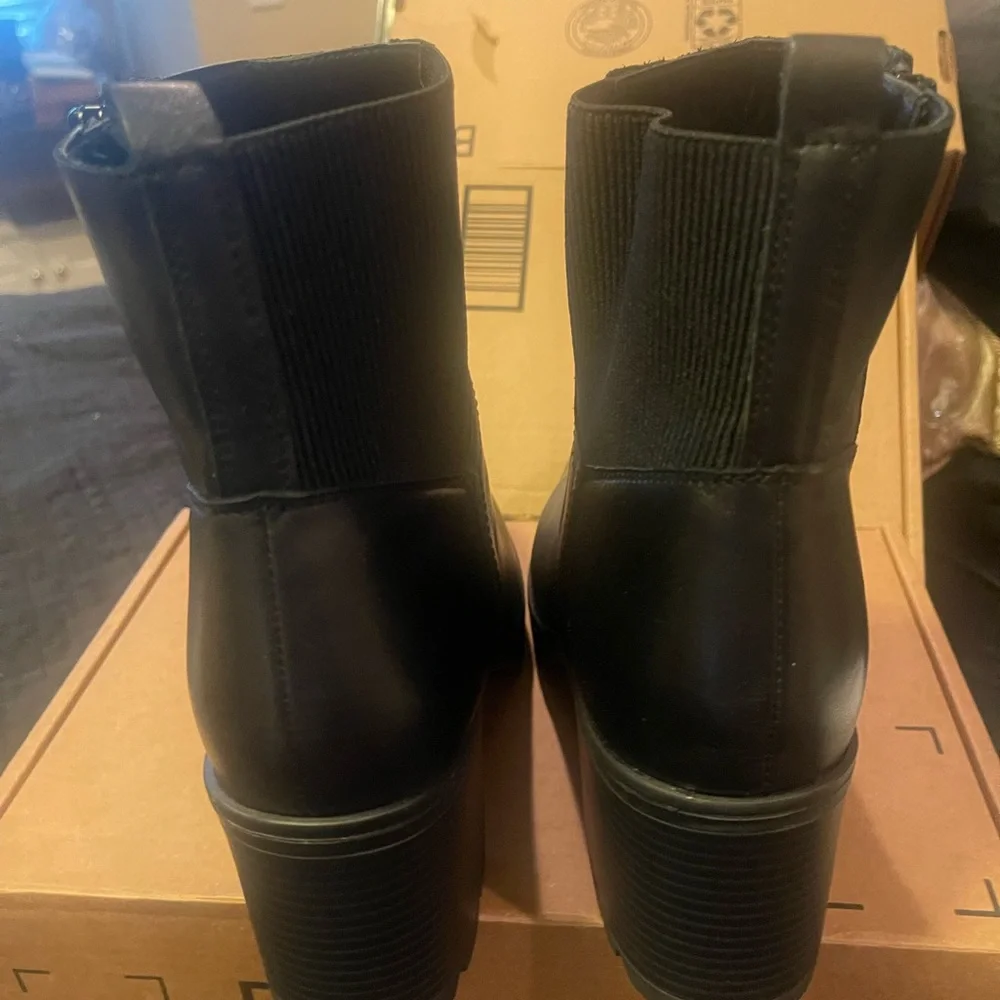 Naturalizer black leather waterproof Verney lug chelsea boots nib 11w
